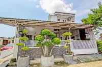 Spot on 92012 Homestay Grand Mahkota Permai Syariah North Cilacap 호텔