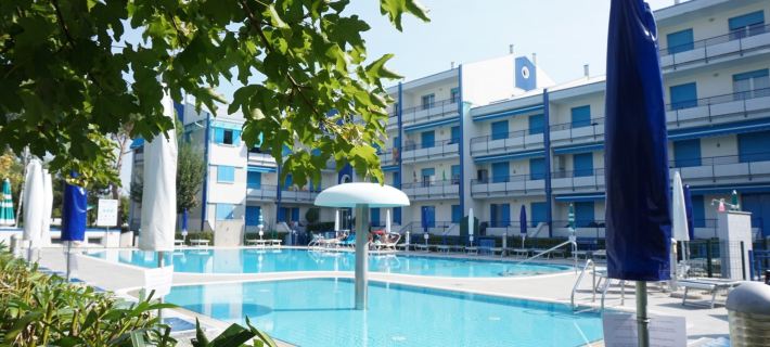 Bright flat in a residence with common pools Hoteles en Caorle