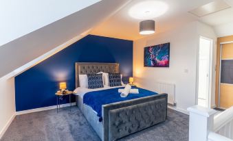 Stylish 3-Bedroom House with Parking - Sleeps 6