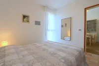 Quiet retreat near sea and center