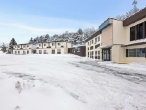 Econo Lodge Manistee Hotels in Manistee