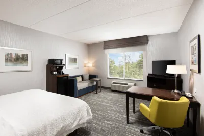 Hampton Inn & Suites by Hilton Barrie Hotels near Aerie Store