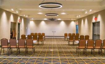 Holiday Inn & Suites Fayetteville W-Fort Bragg Area