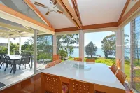 Lake Macquaries' Edgewater Lakehouse at Morisset Memories Hotels in Lake Munmorah