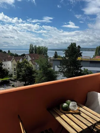 Apartment Emilio - Small apartment with great lake and alpine views Отели в г. Юберлинген