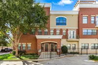 3 Story Townhouse in walking distance to Arlington's Entertainment District Hotels near Six Flags Over Texas
