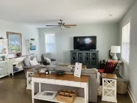 Updated 4bd/2ba, ocean views, LIFT, close beach access, Pet Friendly