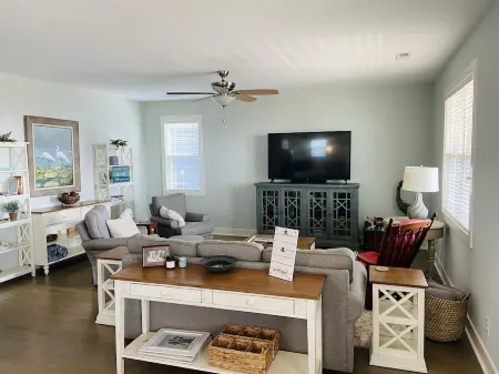 Updated 4bd/2ba, ocean views, LIFT, close beach access, Pet Friendly