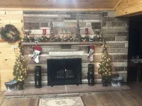 CNU 10 min. Sevierville 45 min.  Private dock, kayaks, fire pit. Ample Parking