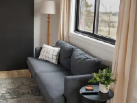 THE CAAMP. Gorgeous 2-bedroom tiny home.  Very close to the Barn/Pebble Creek Hotels in Ste. Genevieve County