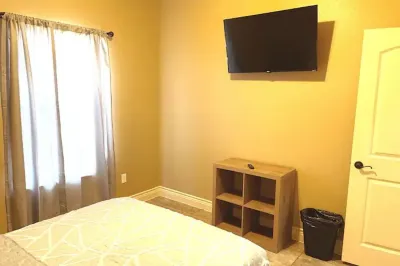 Gated Parking/4 Bedroom-5 bed -2bath Entire Home Hotel dekat Sul Ross State University