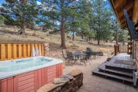 Cabin - Hot Tub w Outdoor TV, Sleeps 12, King Bed, Dogs ok