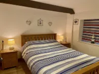 "Driftwood" A cosy cottage in Hartland, on the edge of Coastal path. Hotels near Walnut Farm Glamping - Luxury 6m Geodomes in Devon