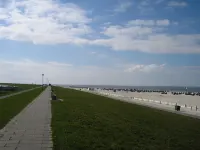 Vacation apartment on the ground floor: 3 bedrooms, quiet, ideal for visits to the coast and islands Hotels in Friedeburg