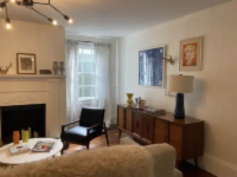 Stylish Apartment walk to Forsyth Park King Bed