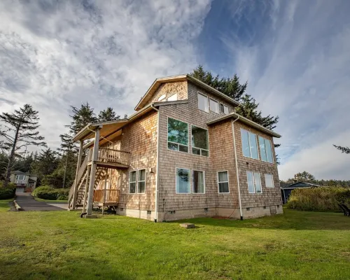 Oceanfront Home, Lighthouse, Beach Access, Spectacular Sunsets, Newly Remodeled Hotels in Coos Bay