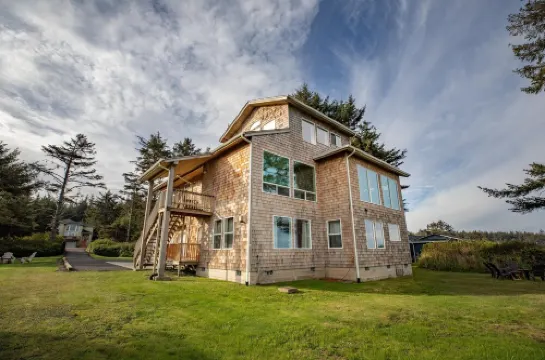 Oceanfront Home, Lighthouse, Beach Access, Spectacular Sunsets, Newly Remodeled