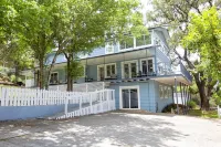 3‑ Lake House w/ Game Room, Water Access, Full Kitchen & Plenty of Space.