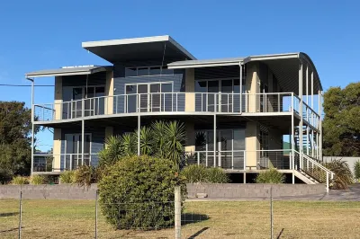 HIGH ON PACIFIC Luxury Beach House Binalong Bay - waterviews