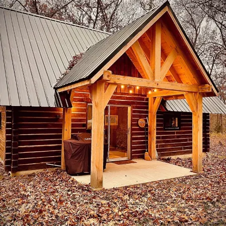 Tranquil Log Cabin adjacent to Mark Twain National Forest + minutes to the river