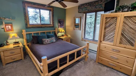 Remodeled 2BR + Den Condo w/ FREE WiFi, Parking, Heated Pool, Hot Tubs, Shuttles