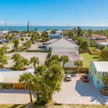 Beautiful downtown Melbourne Beach renovated apartment one block from the beach!
