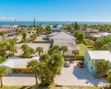 Beautiful downtown Melbourne Beach renovated apartment one block from the beach! 墨爾本海灘酒店