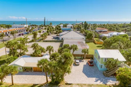 Beautiful downtown Melbourne Beach renovated apartment one block from the beach!