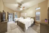 Peaceful Lakefront house -5 min away from Golf Course 메도우즈 필드 공항 주변 호텔