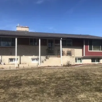 Cozy “Home Away From Home” 1 Bedroom basement Suite w Full Bathroom & laundry