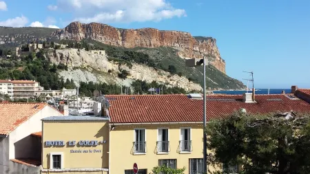 Cassis calanques apartment la rade, behind the port, nice view and parking Отели рядом с достопримечательностью «Route des Crêtes»