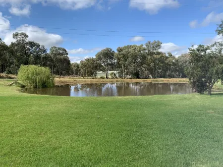 YARRAWONGA PARK COTTAGE<br>Cozy 2 bedroom cottage on small acreage Отели в г. Маджи