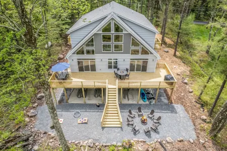 Luxurious Chalet in Blakeslee: Game Room, Hot Tub, Lake Access, Fire pit