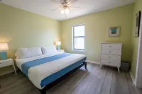 Waterfront private sandy Bay Beach & private pathway to Gulfside. Bring dogs!