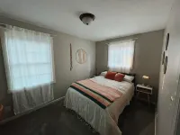 Quiet renovated cottage by Seabreeze Hotels near Jack Rabbit