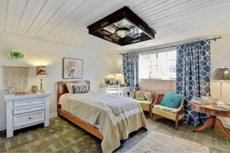 Sleep 7 near Texoma. King Bed! Small dog friendly!