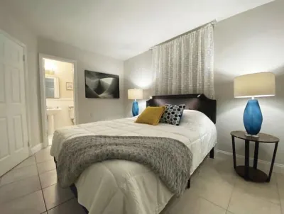 CAPRI RETREAT.★★★★★ 8. NEAR BEACHES / PGA / DOWNTOWN / ROGER DEAN STADIUM