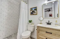 Beautifully Remodeled Townhouse Steps from the Shore – Pool & Garage Included