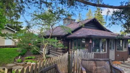 Private River Frontage Cabin! 🌲🚣‍♂️ Paddle, Float, and Relax to Burt Lake! Отели рядом с достопримечательностью «Заказник Хилднер-Бирс»