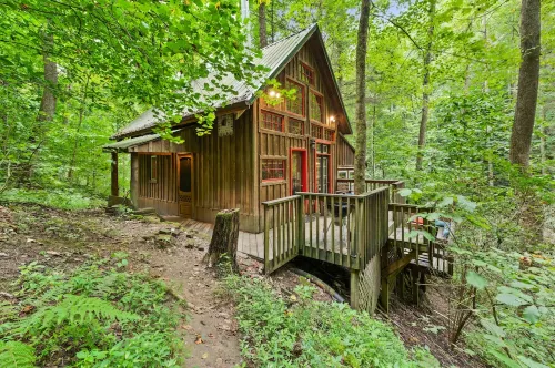 Secluded Red River Gorge Pet-Friendly Cabin on 6 Acres