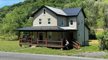 NEW! 3-bed farmhouse in Duncansville w AC, WiFi.  Close to Blue Knob Ski Resort