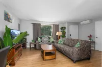 Edgewood Jungle Vibs Own unit A