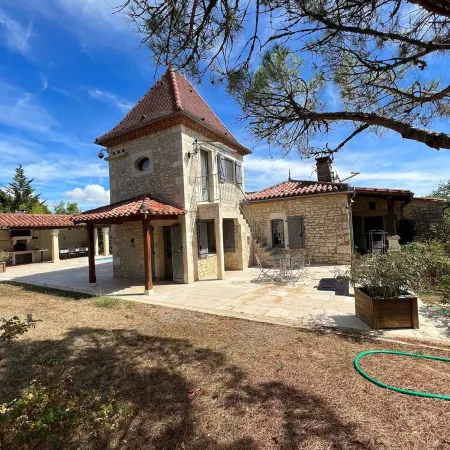 Typical house with dovecote, swimming pool, summer kitchen, close to vineyards