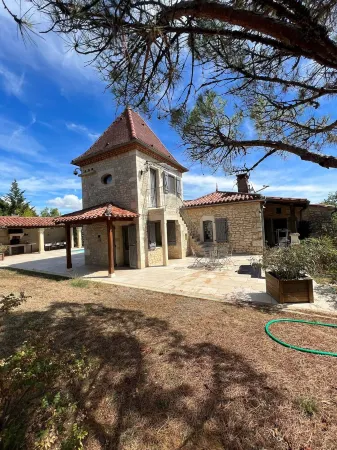 Typical house with dovecote, swimming pool, summer kitchen, close to vineyards