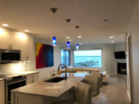 Waterfront Gorgeous Beach Home-Sunsets & Spa Bath