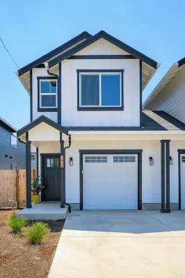 Hip-Downtown Carlton Townhouse #2, Steps to Tasting, Hot-Tub, BBQ, Dog-Friendly