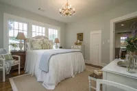 Adorable historic cottage close to downtown and colleges