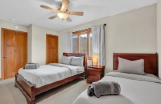 mountain cabin - walk/drive 2 Lake & SKI w/3 family rm/LINENS/HOTTUB/GAMES/GRILL