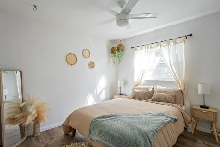 Cozy Lakefront Home w/ Pool -7 mins from Legoland