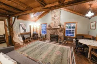 Cozy Creekside Cabin + Walking Trails, AC, Wifi
